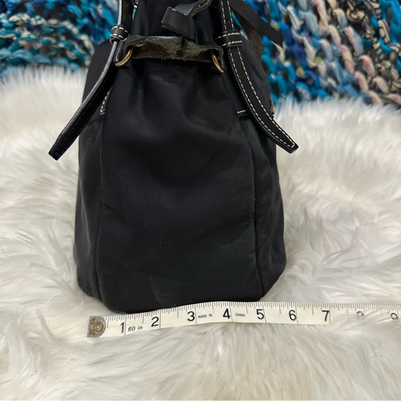 Dooney & Bourke Large Nina Shoulder Handbag Black Nylon Fuschia Lining - Picture 7 of 16